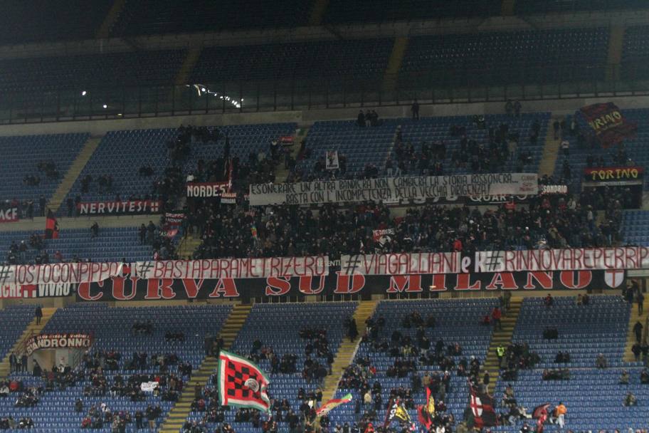 Ecco alcuni degli striscioni esposti nella Sud prima di Milan-Lazio di Coppa Italia